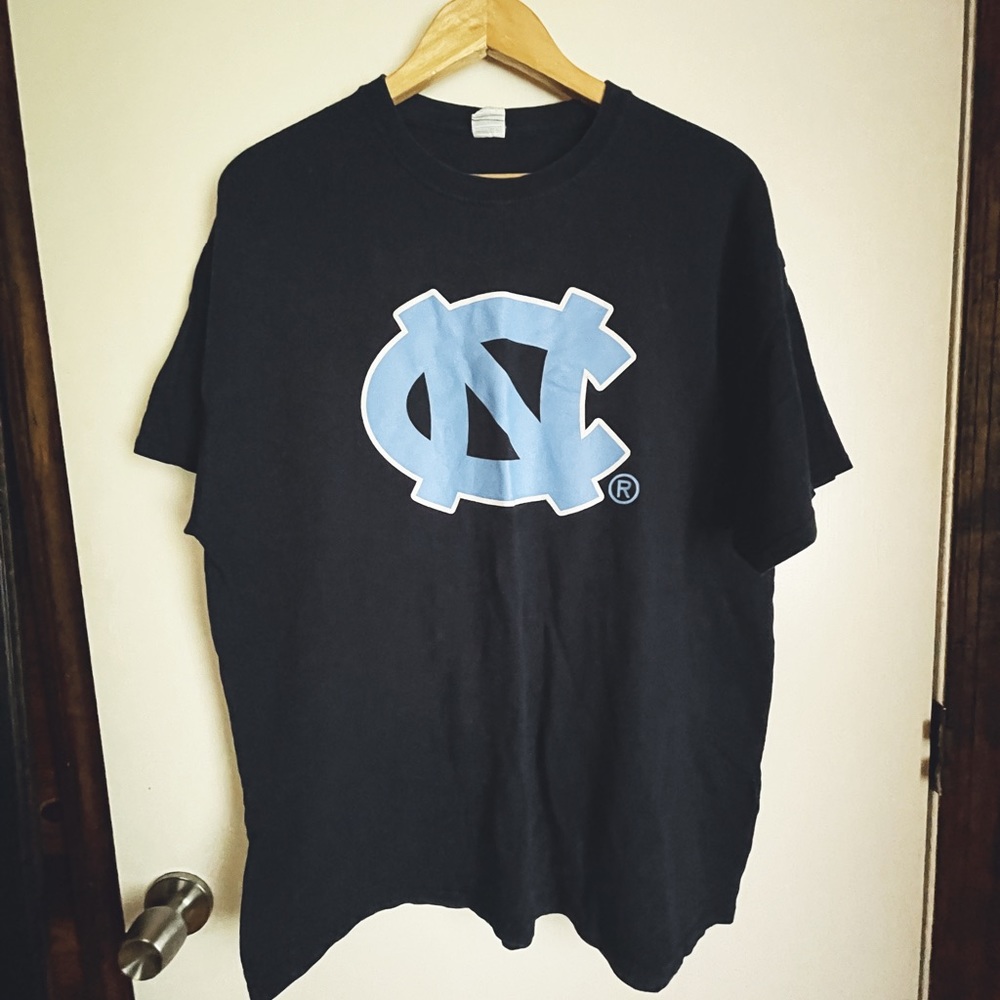 EUC Navy Blue UNC Chapel Hill shirt🩵